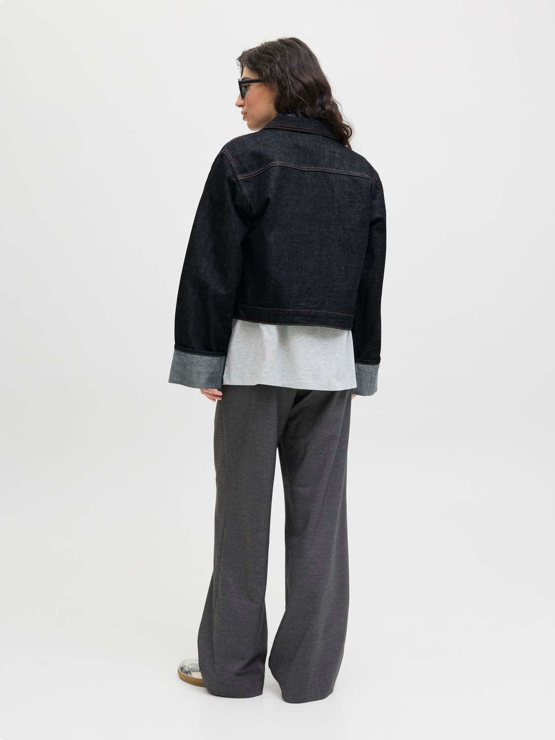 model_shot-back